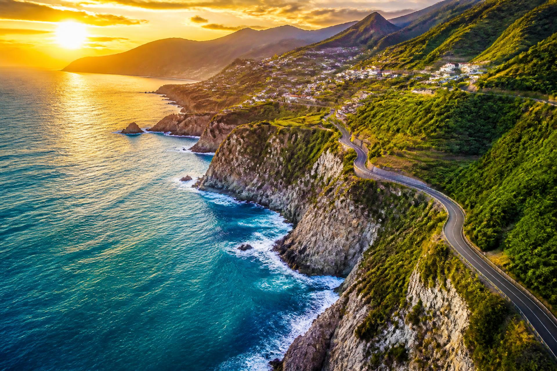 Baie tropicale et bateau traditionnel au coucher du soleil