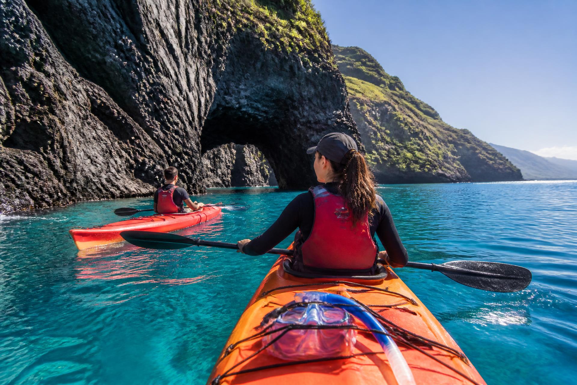 Kayak de mer longeant les falaises volcaniques du sud de Madère